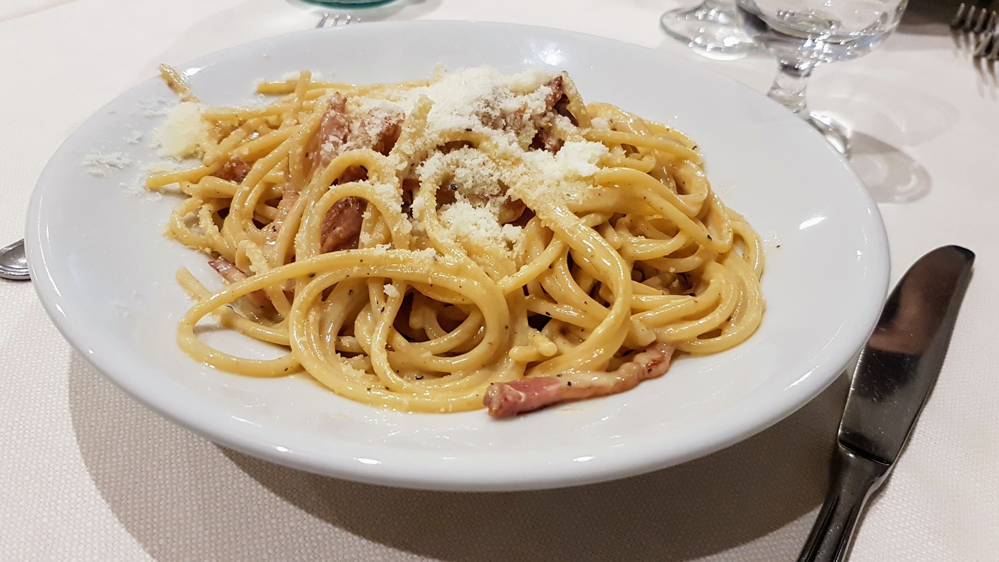 Carbonara servita alla Trattoria Due Archi, con guanciale croccante e pecorino