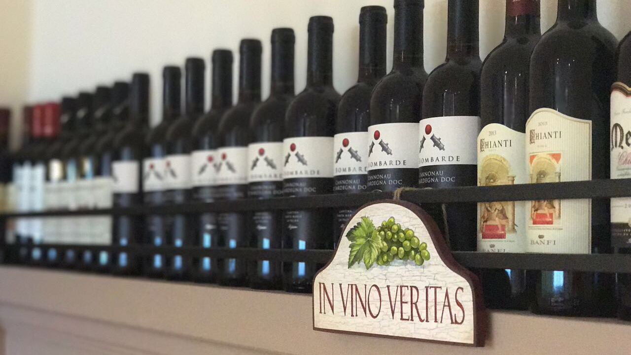 Bottiglie di vino del territorio in esposizione, Trattoria Due Archi
