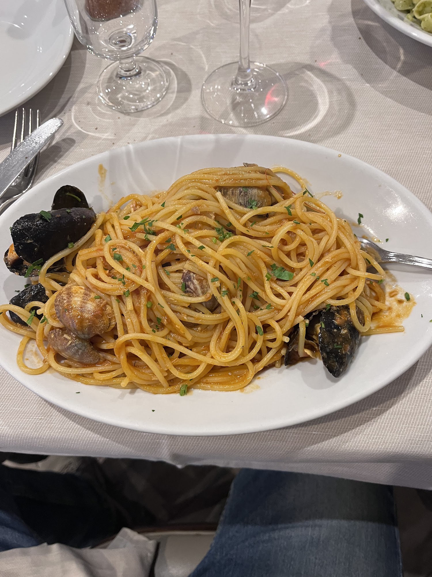 Spaghetti alle vongole in bianco, primo piatto della Trattoria Due Archi